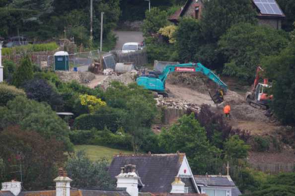 23 July 2020 - 14-51-25
Cherry Trees is no more. And now that greeny bluey digger thing is crushing the big concrete rubble into pebble size chunks.
------------------
Kingswear construction